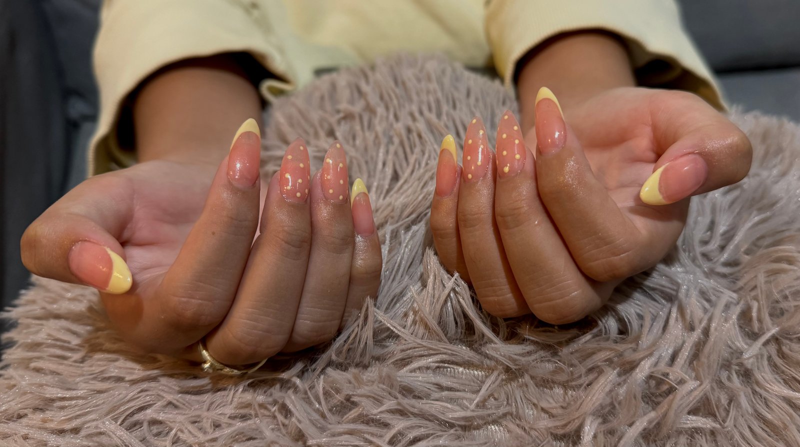 Yi nails
